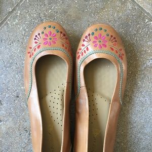 Hush Puppies tan flats w/ floral embroidery sz 7